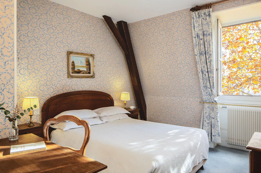 room photo