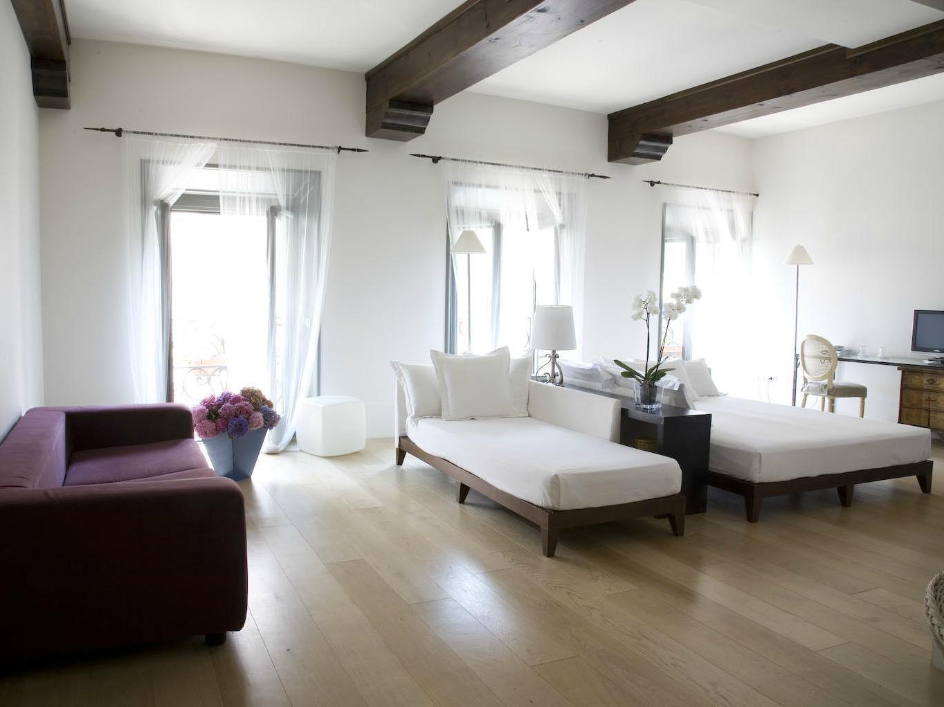 room photo