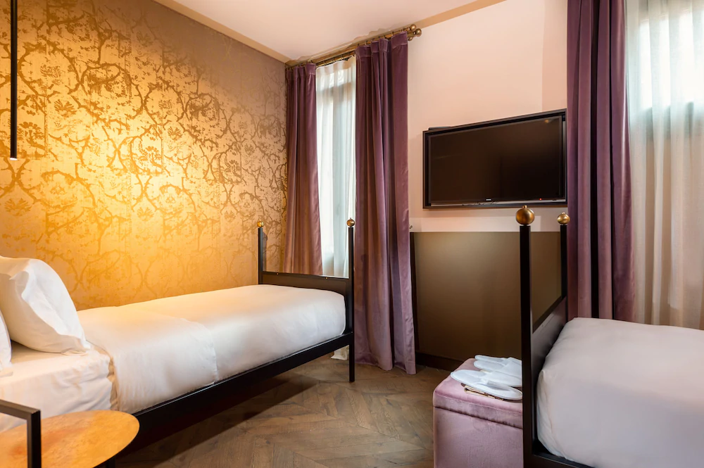 room photo