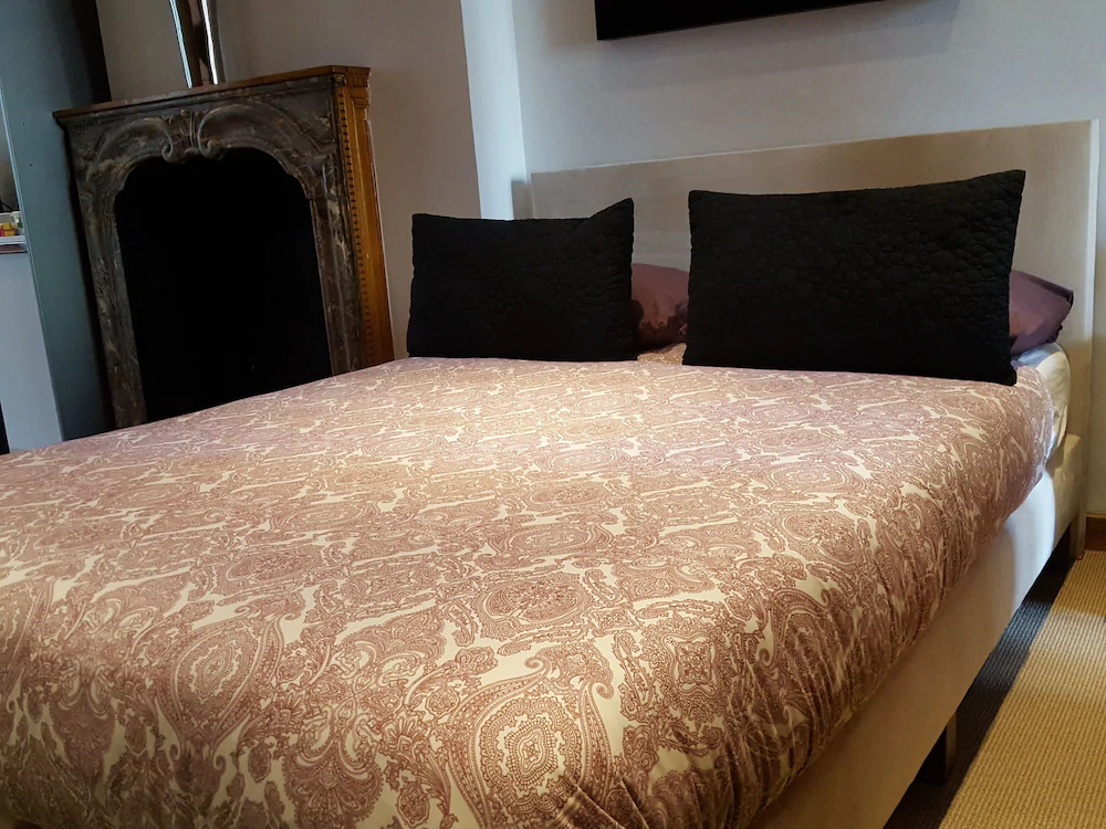 room photo