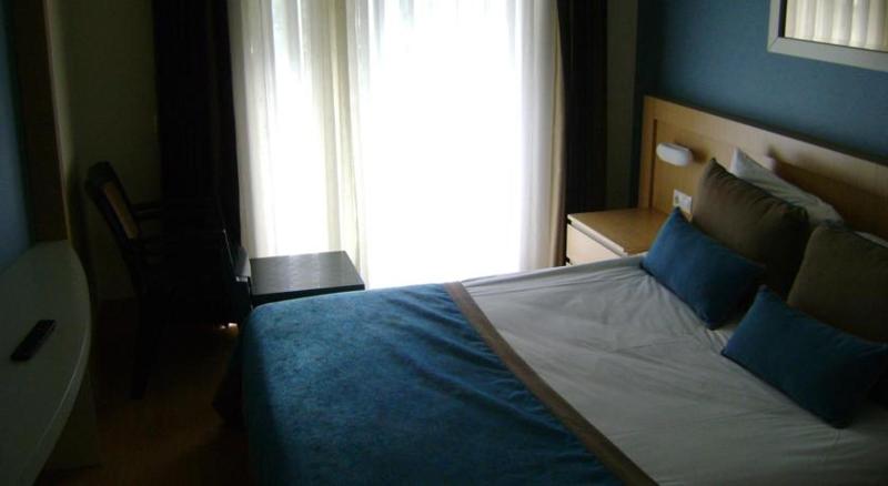 Economy Room (1 Double Bed and 1 Twin Bed) - Package Rate