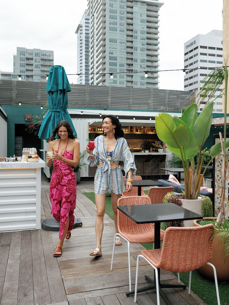 Poolside bar