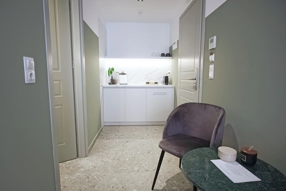 room photo