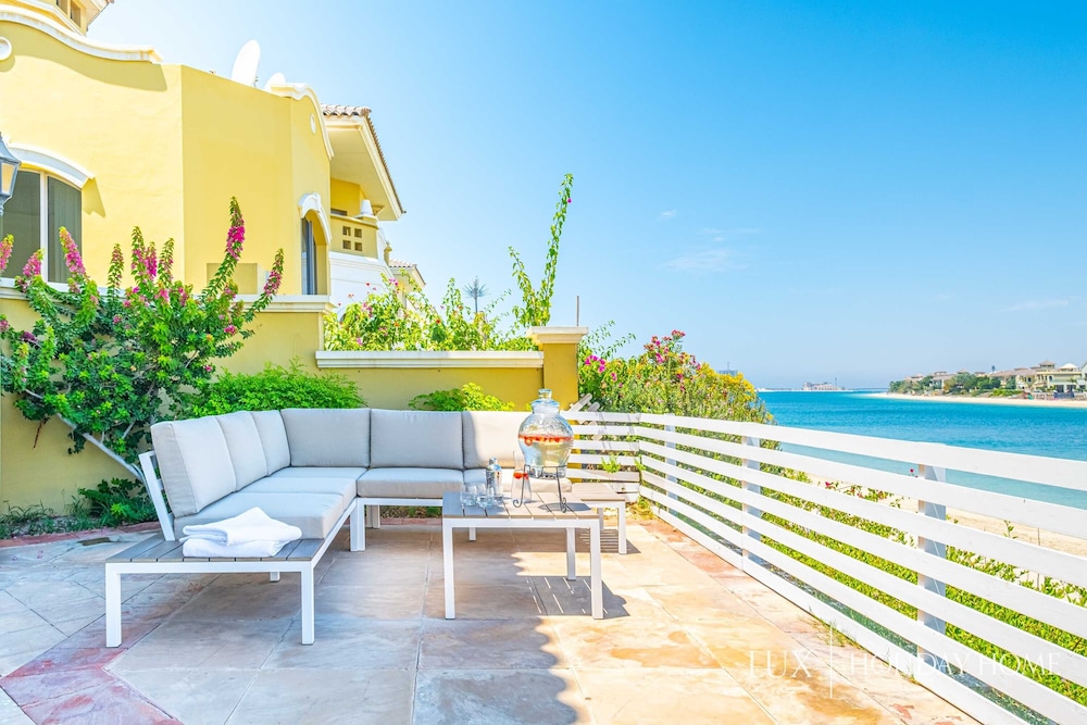 The Palm Jumeirah Villas Frond E by Lux Holiday Home